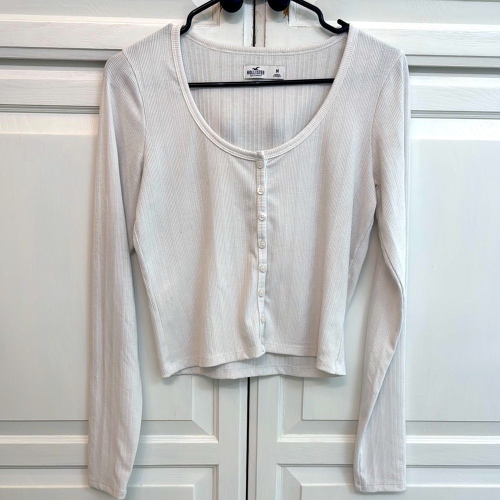 Hollister White Fitted Button Down Crop Top. Size M. Minimalist